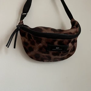 Magväska - Magväska i leopard från Day
