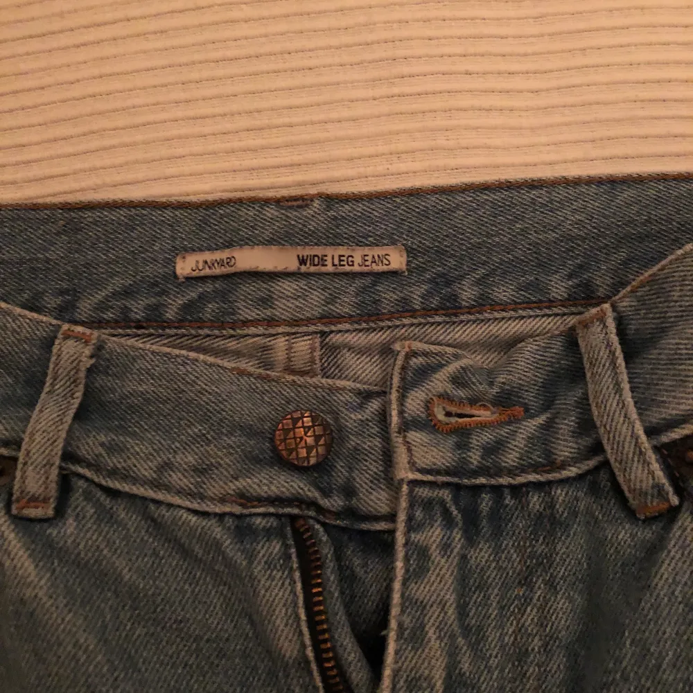 Säljer dessa jeans då jag har växt ut dem tyvärr:( De är i storlek S och är medellånga. De är från junkyard och jag köpte den för 500kr. Först till kvarn! . Jeans & Byxor.