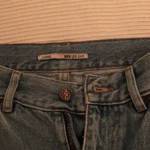 Säljer dessa jeans då jag har växt ut dem tyvärr:( De är i storlek S och är medellånga. De är från junkyard och jag köpte den för 500kr. Först till kvarn! 