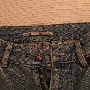 Junkyard jeans Wide leg - Säljer dessa jeans då jag har växt ut dem tyvärr:( De är i storlek S och är medellånga. De är från junkyard och jag köpte den för 500kr. Först till kvarn! 