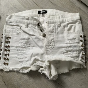 Shorts med taggar - Vita shorts 