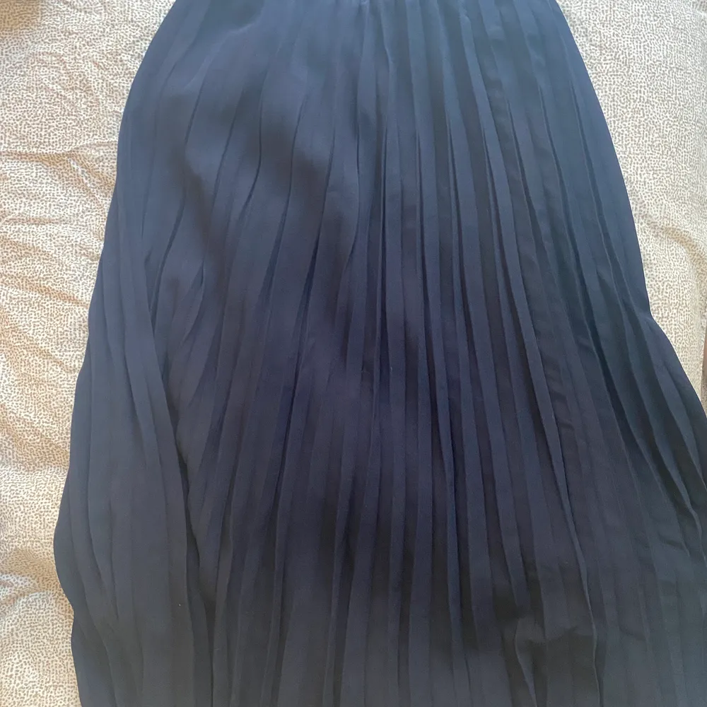 Mörkblå räfflad långkjol från Uniqlo. Kjolar.