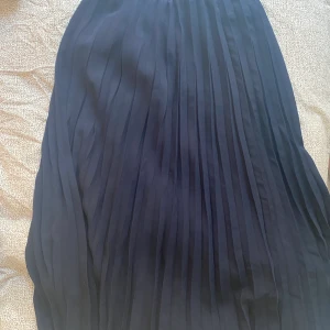 Långkjol från Uniqlo - Mörkblå räfflad långkjol från Uniqlo