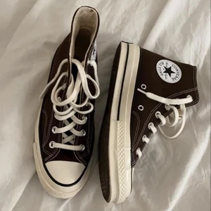 bruna converse - säljer mina älskade ”chuck 70s”  converse då de inte riktigt kommit t användning, köpt på asos<3 mycket gott skick!