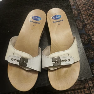 Tofflor  - Vit Scholl tofflor. Använd bara hemma några få gånger. Något små i storlek, jag har 37 i skostorlek men de är 38.