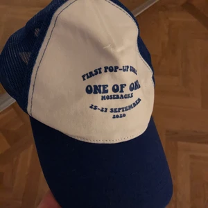 One of one keps - Köpt på första pop up storen för 350kr, skit snygg men använd, kom med bud