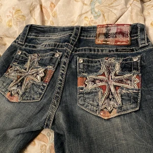 Miss me jeans⭐️ - INTRESSEKOLL på mina sjukt fina Miss me jeans💕 Köpte jättedyrt så tänker inte sälja billigt! Dom är lågmidjade och midjemåttet är 70cm!💫innerbenslängden 75cm⭐️ Dom är bootcut!!