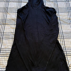 Topp from H&M  - Polo topp med öppen rygg från H&M. Svart färg, helt oanvänd med etikett kvar. 