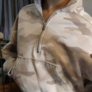 Skitsnygga camouflage sweatshirt från H&M, Storlek XS/S. Använt några gånger, zipper dungar bra👍 Frakt ej inkluderat men priser går att diskutera 😊 (skriv till mig kring fler frågor o bilder)