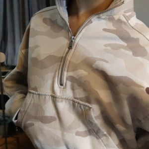 Camouflage sweatshirt med zipper,Size XS - Skitsnygga camouflage sweatshirt från H&M, Storlek XS/S. Använt några gånger, zipper dungar bra👍 Frakt ej inkluderat men priser går att diskutera 😊 (skriv till mig kring fler frågor o bilder)