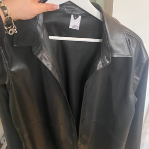 Blazer i fake-läder - Superfin, enkel och skön blazer som nästan är oanvänd. Köpt på MQ för 500kr för ett år sedan, använd en gång då jag inte tycker det är min stil. Storlek S, lite oversized. 