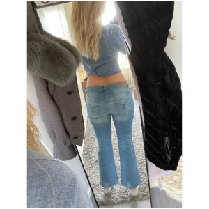 Lågmidjade utsvängda jeans!!  - Så sköna  jeans från Esprit⭐️ Lite lösare fit men sitter så snyggt. Säljer även dessa för att de är lite korta på mig som är 180cm, men de sitter super! Köp direkt för 300, nypris ca 600💘