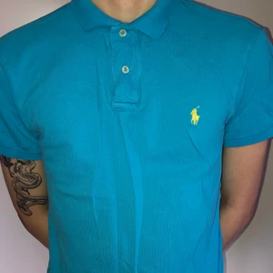 Ralph Lauren piké  - RL piké i fräsch blå färg, slim fit och tunt tyg. Tvättas och stryks innan köp, DM för fler/bättre bilder. Tar swish, möter i Sthlm eller frakt 