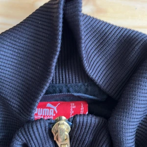 Puma  - En puma tröja, den passar mig som är xs/small och 146-152. Så den är inte i strl L