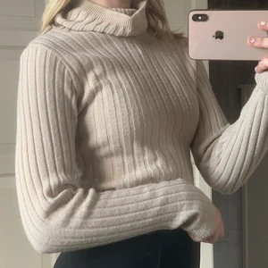 Ribbad tröja - Ribbad tröja med polo från madlady. Frakt tillkommer.