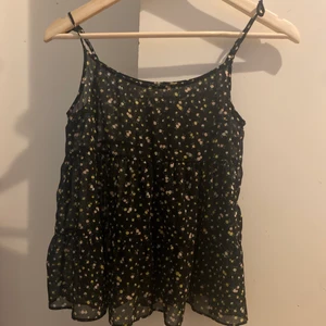 S - Säljer en skit gullig topp från H&M som jag aldrig har använt så tänkte att jag kunde sälja den istället. Den är lite genomskinlig som man kanske ser på första bilden, så rekommenderar att ha någon topp under ifall man vill det:).Skriv privat för fler bilder.60kr+frakt