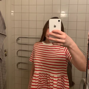 Zara tröja - Säljer denna super söta tröjan i storlek L för ville ha oversized och sitter superfint💕 säljs för att den tyvärr inte kommer till någon användning längre <3