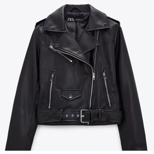 Zara skinnjacka  - Jättefin skinnjacka i nytt skick. Säljer då den inte kommer till användning. Är i storlek Xs men passar Xs - M skulle jag säga.❤️ 