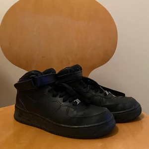 Svarta Air Force  - Säljer mina svarta air force strl 40 då jag inte använder dem längre! Är använda men ändå bra skick , priset går att diskutera så hör gärna av dig om du är intresserad 🤩    Köparen står för frakt