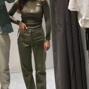ZARA MIDRISE JEANS  - Säljer mina fina gröna midrise jeansen från Zara i storlek 36. Jag köpte dem för 3 månader sen i Spanien och har bara använt dem 2 gånger så de är i en jättebra stick. Köparen står för frakten. Kan skicka mer bilder! ☺️💕🤩🌸