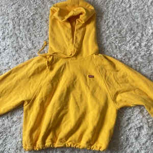 Levis croppad hoodie  - Hoodie med snöre och drganingspännare där nere på hoodie , använd 2 gånger 