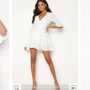 Edie wrap Dress från bubbleroom - Superfin studentklänning från bubbleroom! Använd en gång och i jättebra skick. I storlek 36 och köptes för 549 kr, helt slutsåld på hemsidan.