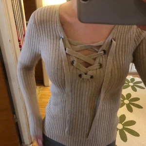 Hollister tröja - Hollister top/tröja, ribbstickad med snörning, stl XS.