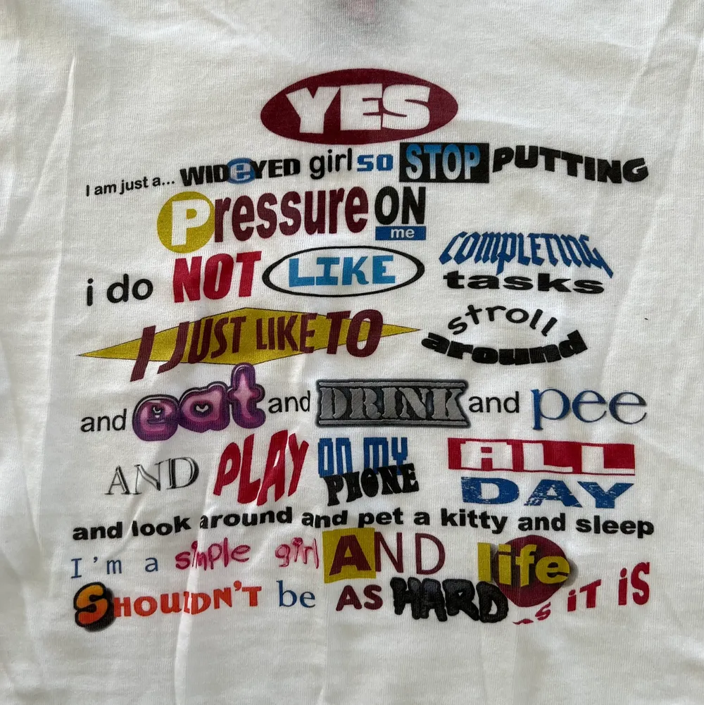 världens coolaste tshirt, säljer pga för liten för mig 😭 aldrig använd 💕 . T-shirts.