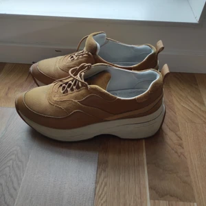 Vagabond sneakers - Jätte fina sneakers. jag köpte storlek 39, men jag skulle ha köpt 38.