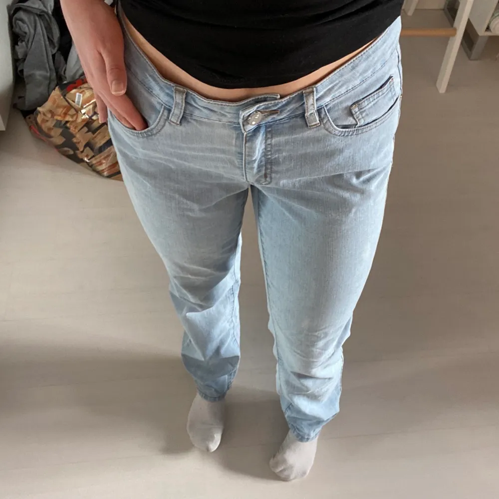 Superfina ljusblåa straight leg jeans med detaljer bak på fickorna ✨. Jeans & Byxor.