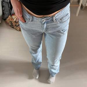 Superfina ljusblåa straight leg jeans med detaljer bak på fickorna ✨
