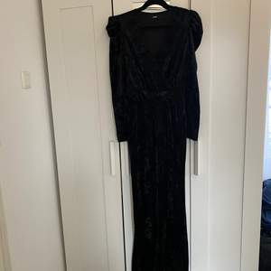 Jätte fin svart dress i storlek S från BIK BOK. Använd 1 utekväll 😍 130kr+frakt 🥰