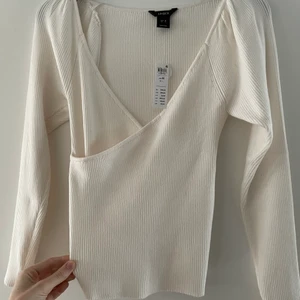 Topp - Aldrig använd. Nypris 399kr. Den är i stretchigt material och passar bra på mig som vanliga fall har storlek small.  