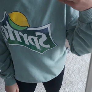 Grön Sprite tröja - Grön tröja med Sprite tryck💚💚 storlek S, använd ett fåtal gånger så i bra skick. Köparen står för frakten🚚