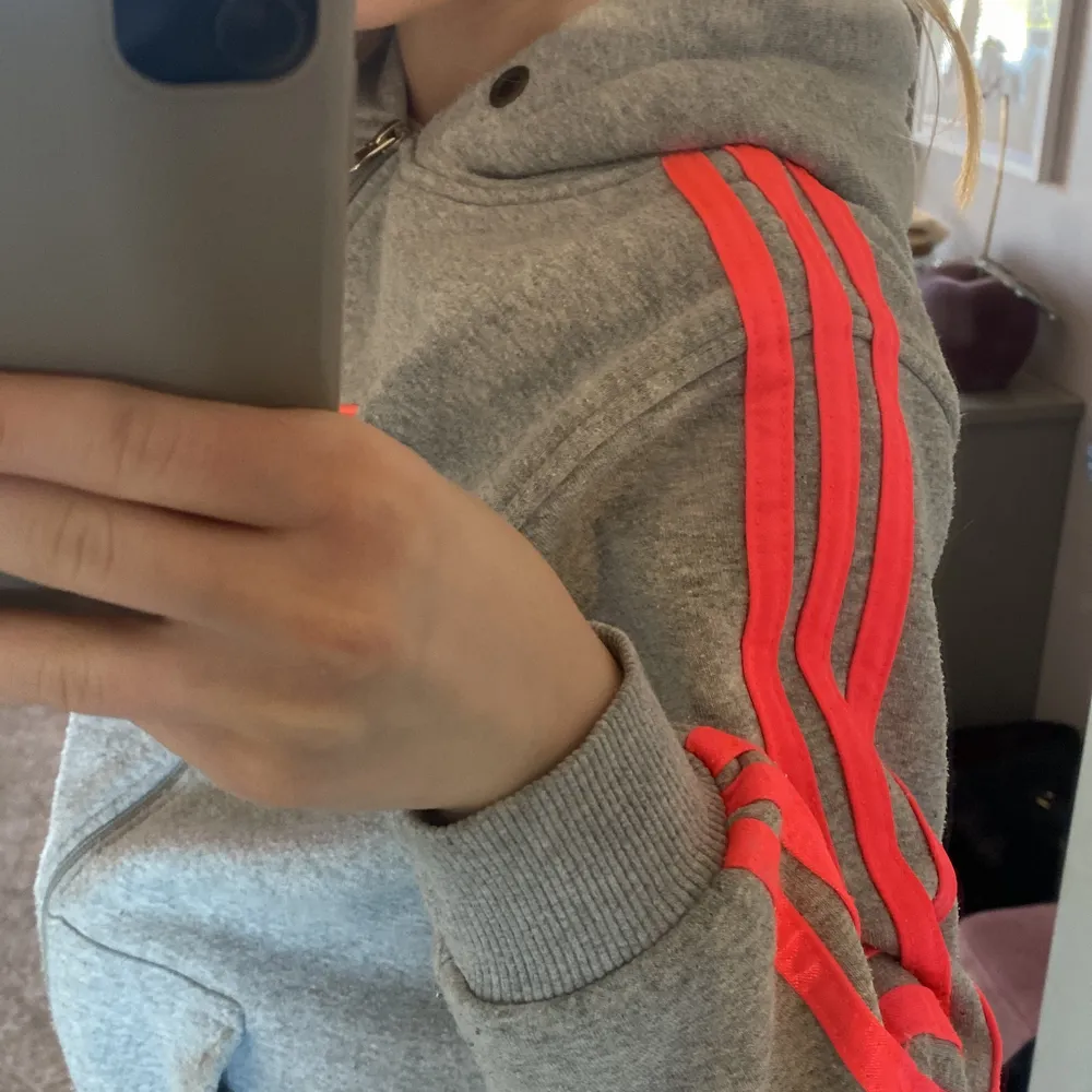 Zip up hoodie från Adidas i stl 152/158, passar en xs. Använt skick men fof fin❤️. Tröjor & Koftor.
