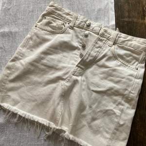 Garderobsrensning, vit jeanskjol från HM (storlek 34 men passar 36 lika bra)