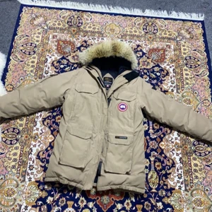 Storlek L  - Säljer nu min canada goose jacka för 2000kr köpte den för 7000kr 6-10 