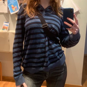 Tröja - Söt tröja blå och svart randig stickad med några knappar :)