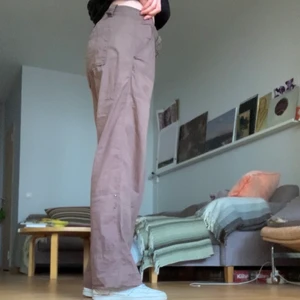 Byxor - Dom är mer bruna irl och lite mörkare. Skit snygga och tunna, perfekta till sommaren, jag är 180 och tycker att dom är lite korta på mig.