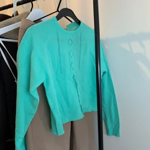 Grön stickad tröja - Färgen syns bäst på sista bilden:) Storlek S, köpt i en liten textilbutik för 300💚