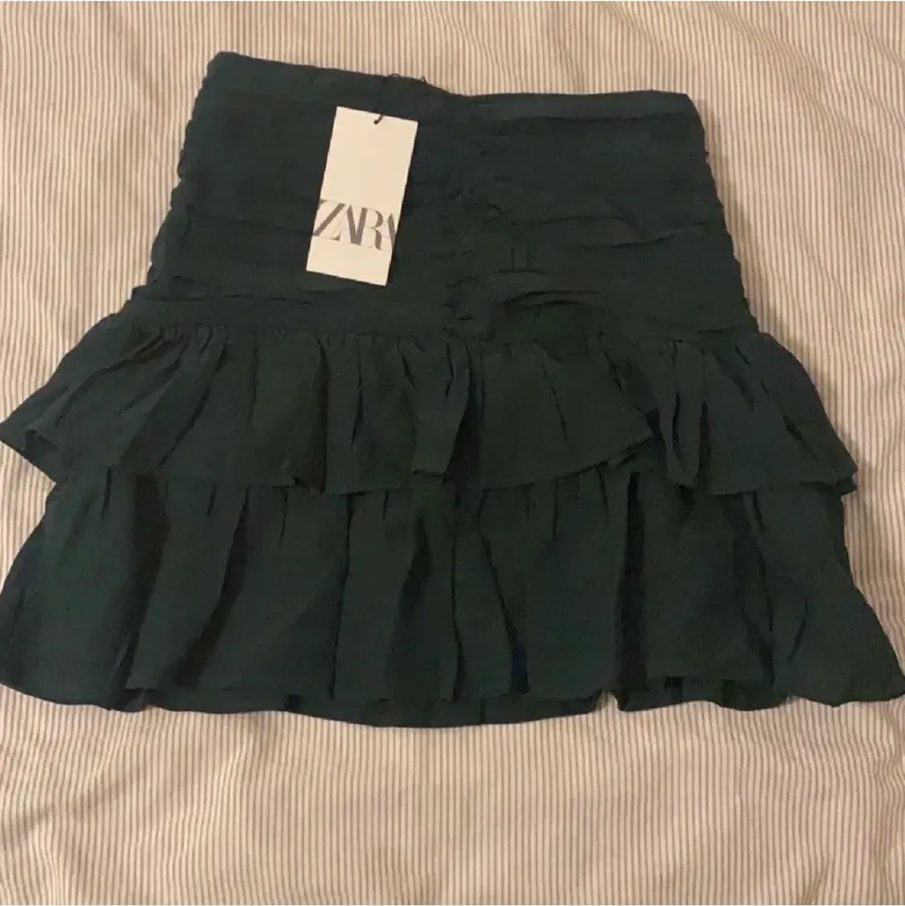 Säljer en zara kjol! Helt oanvänd💓 storlek M men sitter som en S ⚠️många intresserade!!  köps direkt för 300 inkl frakten⚠️. Kjolar.