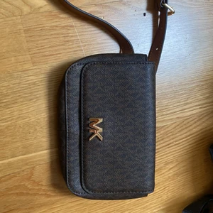 Väska - Michael kors äkta magväska