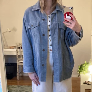 Manchester jacka blå  - En blå Manchester jacka ifrån Zara! Storlek XS men modellen är ganska oversized. Säljer eftersom dne inte kommer till använd längre, är i ganska bra skick! Kontakta om ni vill ha mer info! ❤️