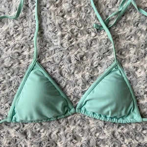 Ljusblå/turkos bikinitopp💙 - Bikini köpt i Grekland i turkos/ljusblå färg💙knyts i ryggen och nacken