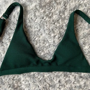 Mörkgrön bikini topp 👙  - Mörkgrön bikini topp från zaful i storlek S💚💚💚oanvänd 