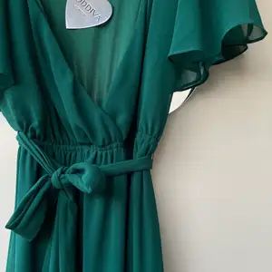 Helt oanvänd mörkgrön balklänning i storlek 38 från bubbleroom 2020, perfekt nu till årets bal!💕 Pris kan diskuteras!