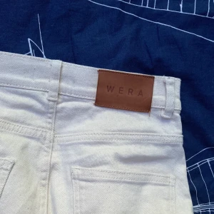 Beiga Jeans från Wera - Fina Beiga Jeans från Wera i storlek 36, långa i benen och supersköna! Sparsamt använda☺️ Frakt tillkommer i priset 