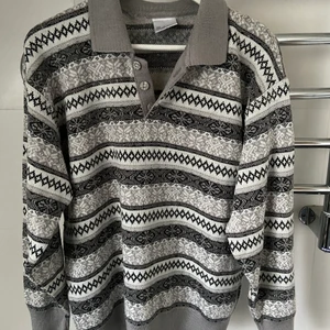 Vintage tröja - Vintage knitwear, tröja. Stickad tröja i gott skick! Okänd storlek, men passar mig som är 180 cm