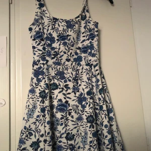 Sommar klänning i vitt och blått  - Denna klänning är från välkända H&M och köptes för 99 för två år sedan! Den har använts två gånger, sommar avslutning och födelsedagsfest. Den är i storlek 36.