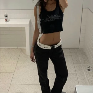 Dickies byxor - !Första bilden är lånad! Säljer mina dickies byxor pga att dom inte sitter bra på mig och är för korta. Har bara använt dem 2 gånger. (Har sprättat upp sömmen vid foten) Innerbenslängden är 74 cm (råkade köpa den croppade modellen)